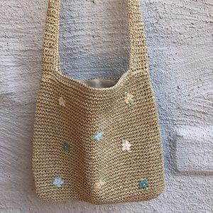 Embroidered Flowers Woven Purse w/ Zipper Closure. Lined Inner w/ Pocket.